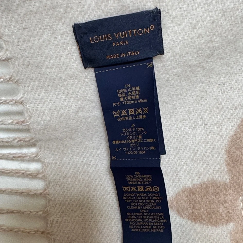 Louis Vuitton Tan and White Cold Reykjavik Monogram Scarf (NWOT) - Picture 8 of 11